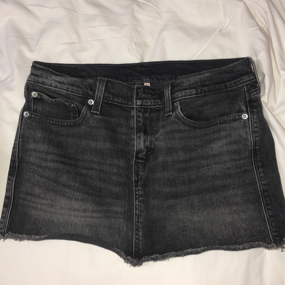 adorable levi’s denim skirt